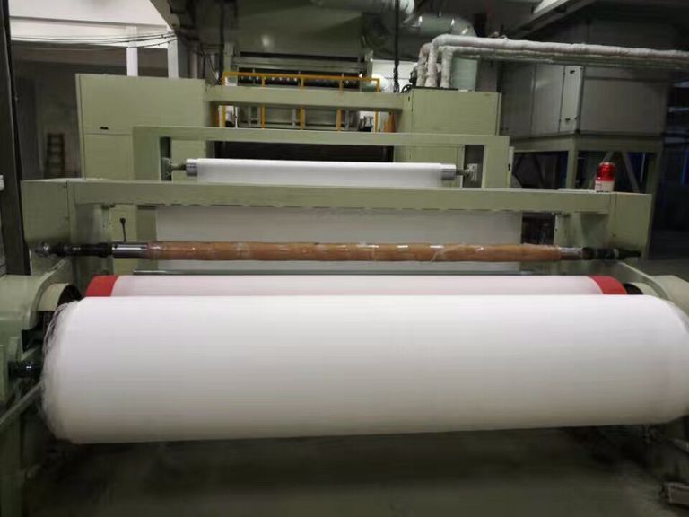 Nueva máquina de tela no tejida con Techenology avanzada en la fábrica de oro